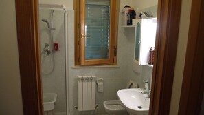 Secador de cabelo, shampoo, papel higiênico 