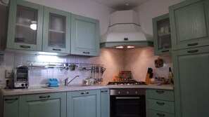 ثلاجة، مستلزمات طهي/أطباق/أوعية، توابل