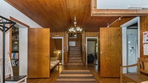 Un intérieur en bois avec un escalier, un lit et une bibliothèque.