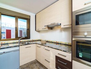 Refrigerador, microondas, horno y lavavajillas 