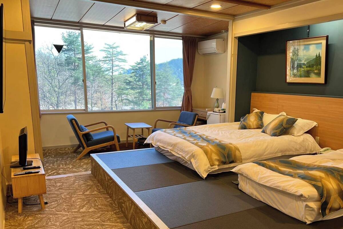 Premium bedding, down comforters, in-room safe, soundproofing