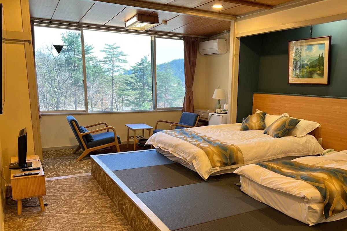 Premium bedding, down comforters, in-room safe, soundproofing