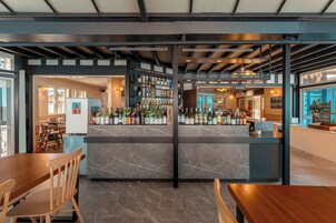 Breakfast and dinner served