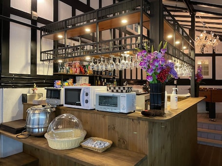 Breakfast and dinner served