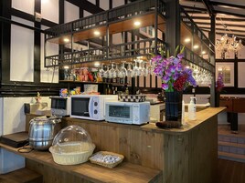 Morgunverður og kvöldverður í boði