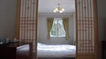 客房 (Family Suite) | 客房內保險箱、書桌、免費無線上網