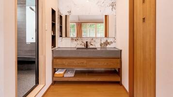 Family Double Room | Bathroom | Combined shower/tub, free toiletries, hair dryer, slippers