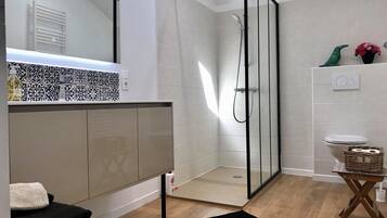 Douche, serviettes fournies, savon, papier toilette