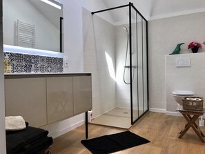 Douche, serviettes fournies, savon, papier toilette