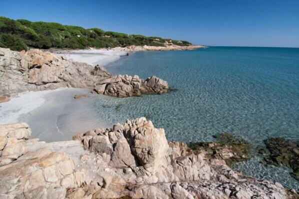 Una spiaggia nelle vicinanze