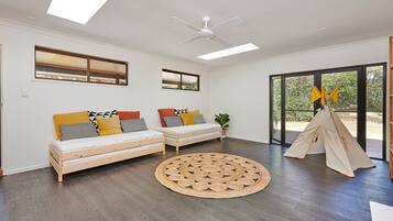 Ferienhaus, 4 Schlafzimmer (Tranquil Hinterland Retreat) | Wohnbereich | Flachbildfernseher