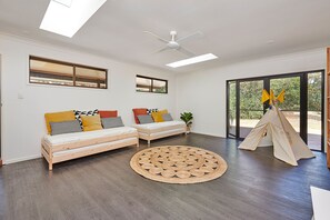 Ferienhaus, 4 Schlafzimmer (Tranquil Hinterland Retreat) | Wohnbereich | Flachbildfernseher