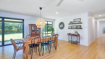Ferienhaus, 4 Schlafzimmer (Tranquil Hinterland Retreat) | Essbereich im Zimmer