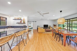 Ferienhaus, 4 Schlafzimmer (Tranquil Hinterland Retreat) | Wohnbereich | Flachbildfernseher