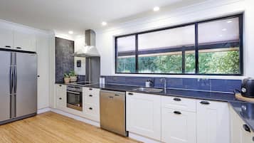 Ferienhaus, 4 Schlafzimmer (Tranquil Hinterland Retreat) | Eigene Küche | Großer Kühlschrank, Mikrowelle, Ofen, Herdplatte