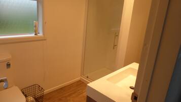 Family House, 3 Bedrooms | Bathroom | Shower, hair dryer, towels, soap