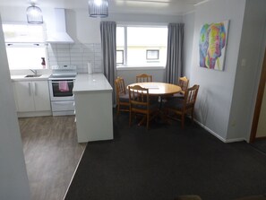 Family House, 3 Bedrooms | In-room dining - Oamaru Holiday Homes 8 Oxford Street (Oamaru)