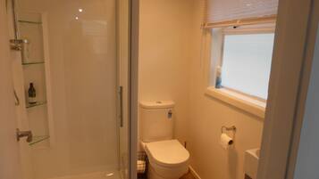 Family House, 3 Bedrooms | Bathroom | Shower, hair dryer, towels, soap