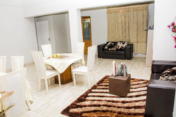 Daily full breakfast (ZAR 95 per person)