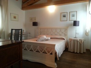 Donzen dekbedden, een laptopwerkplek, geluiddichte muren, gratis wifi