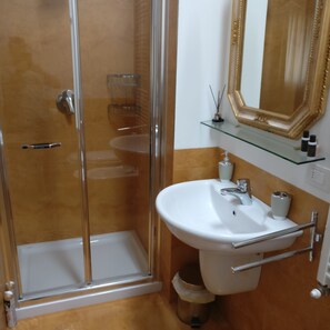 Superior Room (tintoretto) | Bathroom | Shower, rainfall showerhead, hair dryer, bidet - Al Piccolo Clarin (Mestre)