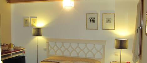 Standard Double Room (tiziano) | Down duvets, laptop workspace, soundproofing, free WiFi