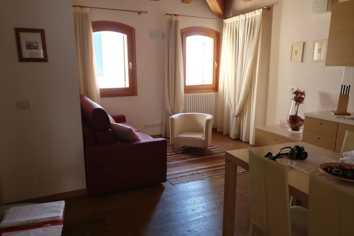 Departamento familiar, cocina (giorgione) | Área de sala de estar | Televisión de pantalla plana