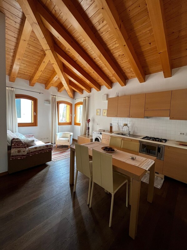 Appartement Familial, cuisine (giorgione) | Coin séjour