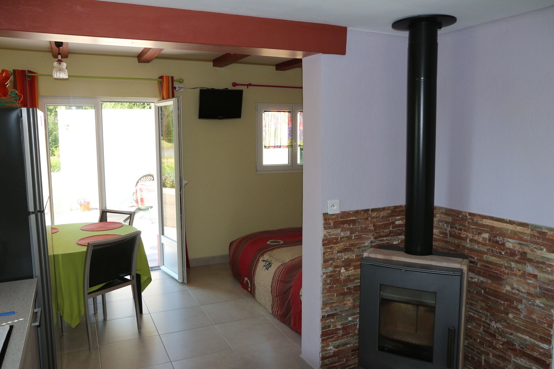 办公桌、免费 WiFi、床单、轮椅无障碍