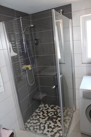 Een douche, een haardroger, handdoeken, zeep