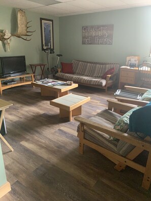 Memory-foam beds, individually decorated, laptop workspace, free WiFi - Sawinglogzz Log Cabin (Copper Center)