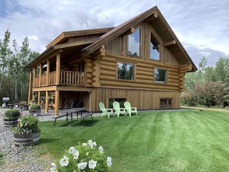 Front of property. Sawinglogzz Log Cabin