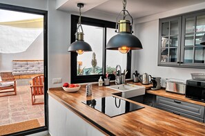 Fridge, microwave, oven, stovetop - Beautiful house in the heart of Nerja (Nerja, Málaga)