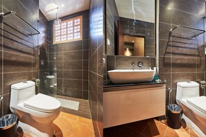 經典客房 | 浴室 | 淋浴設備、免費盥洗用品、毛巾