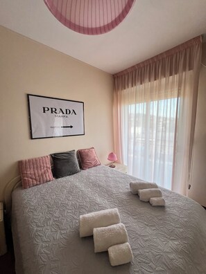 2 Schlafzimmer, Schreibtisch, Bügeleisen/Bügelbrett, WLAN