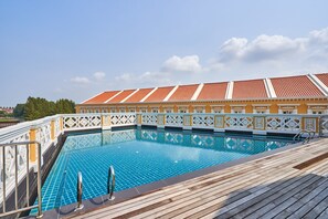 Outdoor pool - OYO Home 89378 The Platinum Suites (Malacca City)