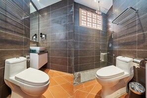 Classic Room | Bathroom | Shower, free toiletries, towels - OYO Home 89378 The Platinum Suites (Malacca City)