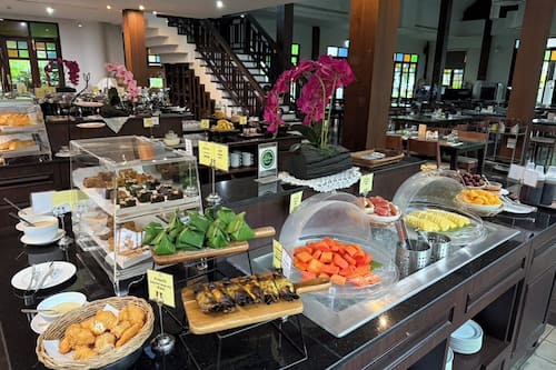 Daily buffet breakfast for a fee