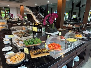 Petit déjeuner buffet (400 THB par personne)