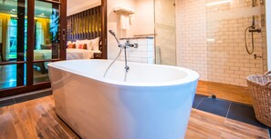 Chambre majestueuse double, 1 très grand lit, non-fumeur, vue sur la piscine (Smile - Deluxe) | Articles de minibar gratuits, coffre-fort, bureau