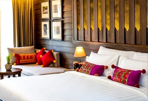 特级双人房, 1 张特大床, 无烟房, 泳池景观 (Smile - Deluxe) | 迷你吧（备有免费物品）、客房内保险箱、办公桌、笔记本电脑工作区