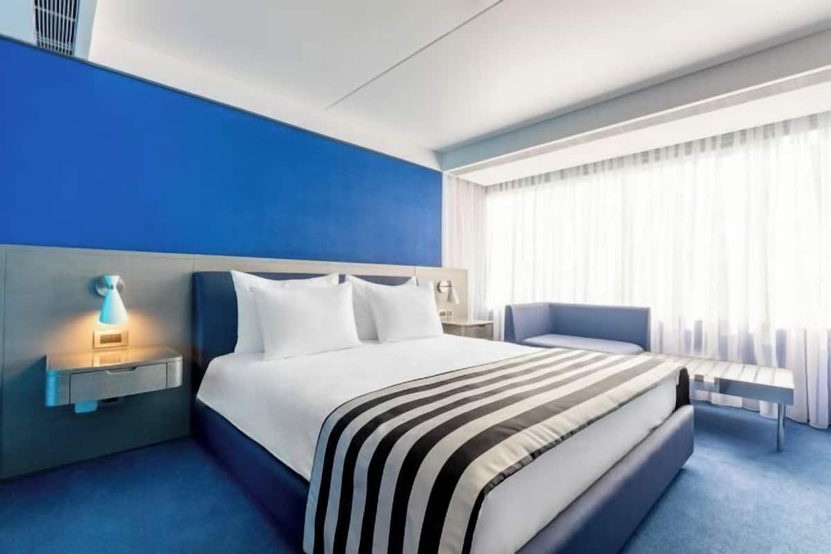 Hypo-allergenic bedding available, minibar, in-room safe