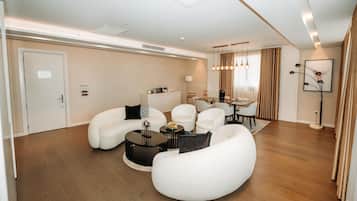 Penthouse, 1 très grand lit, bain à remous | Coin séjour