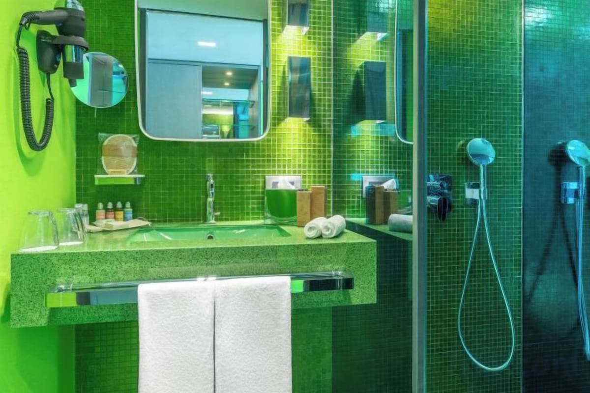  milieuvriendelijk toiletgerief, een haardroger, badjassen, pantoffels