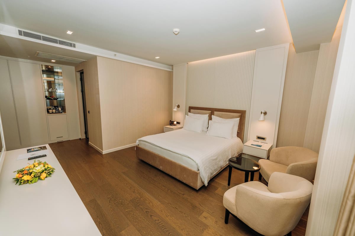 Superior Double Room, 1 Bedroom, Balcony | 1 bedroom, hypo-allergenic bedding, minibar, in-room safe