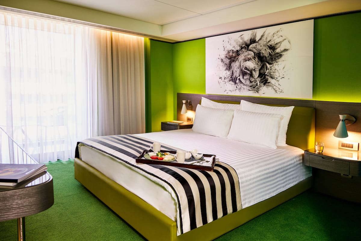 1 bedroom, hypo-allergenic bedding, minibar, in-room safe