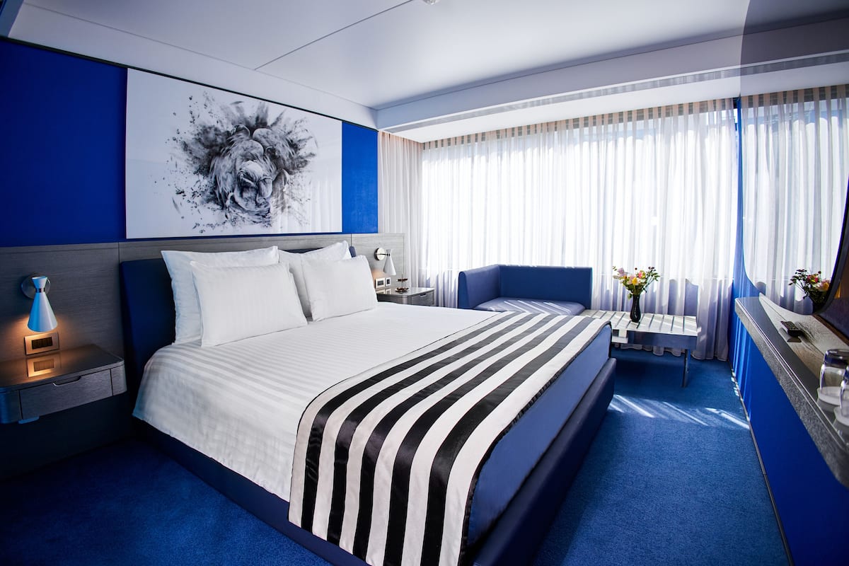1 bedroom, hypo-allergenic bedding, minibar, in-room safe