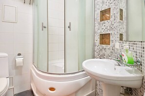 Apartment | Bathroom | Shower, free toiletries, hair dryer, towels