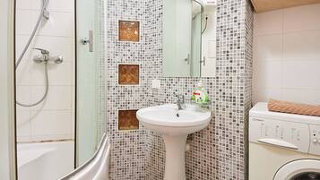 Appartamento | Bagno | Doccia, set di cortesia gratuito, asciugacapelli, asciugamani