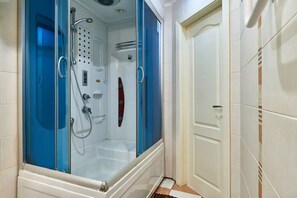 Apartment | Bathroom | Bathtub, hair dryer, towels, soap - Home-Hotel Nizhniy Val 41-2 (Kyiv)